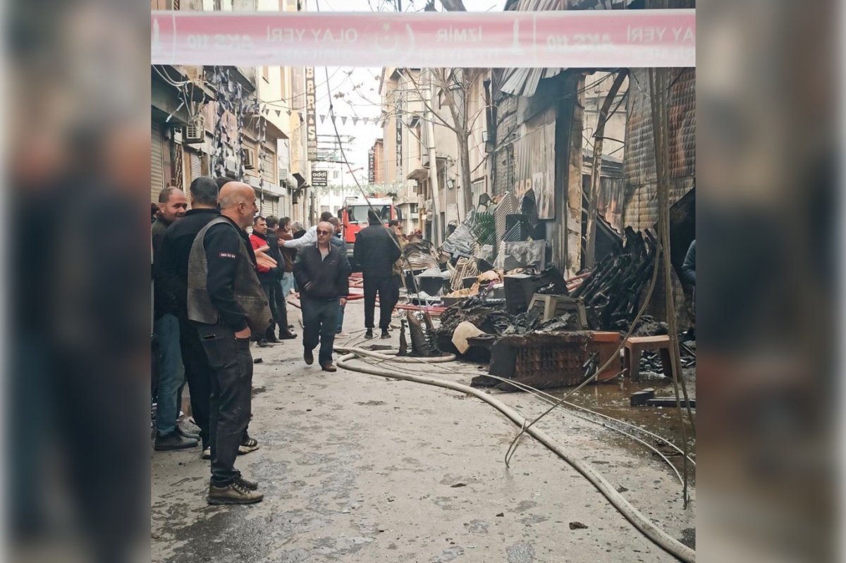 İzmir Karabağlar’da mobilya imalathanesinde yangın