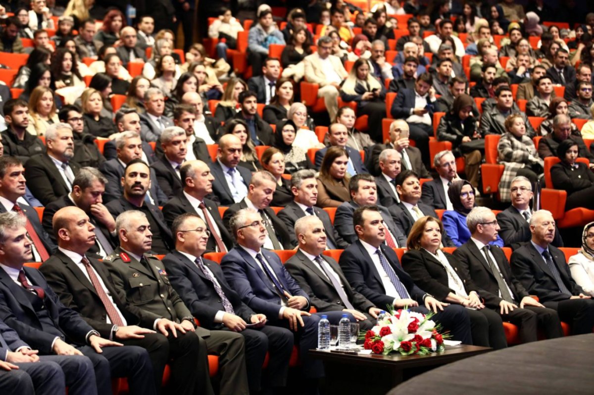 Bakan Işıkhan: Gençliğe yapılan yatırım, geleceğe yapılan en değerli yatırımdır