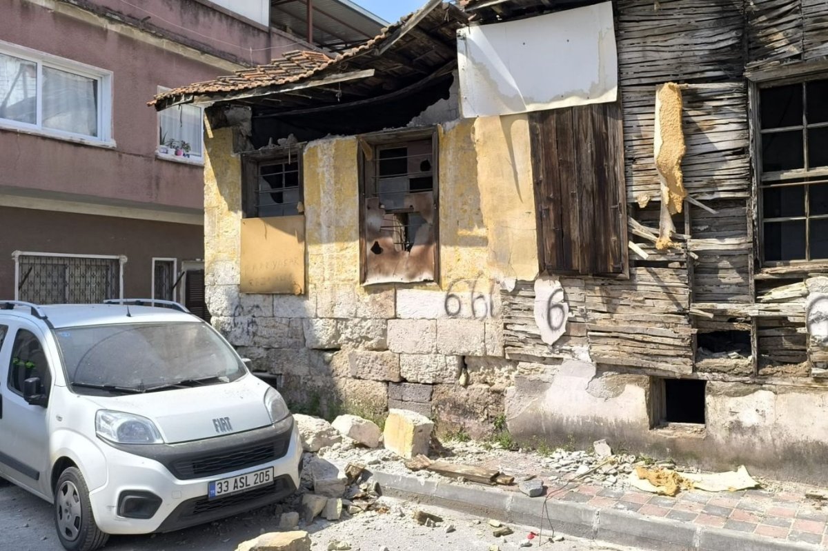 Mersin'de metruk bina park halindeki aracın üzerine çöktü