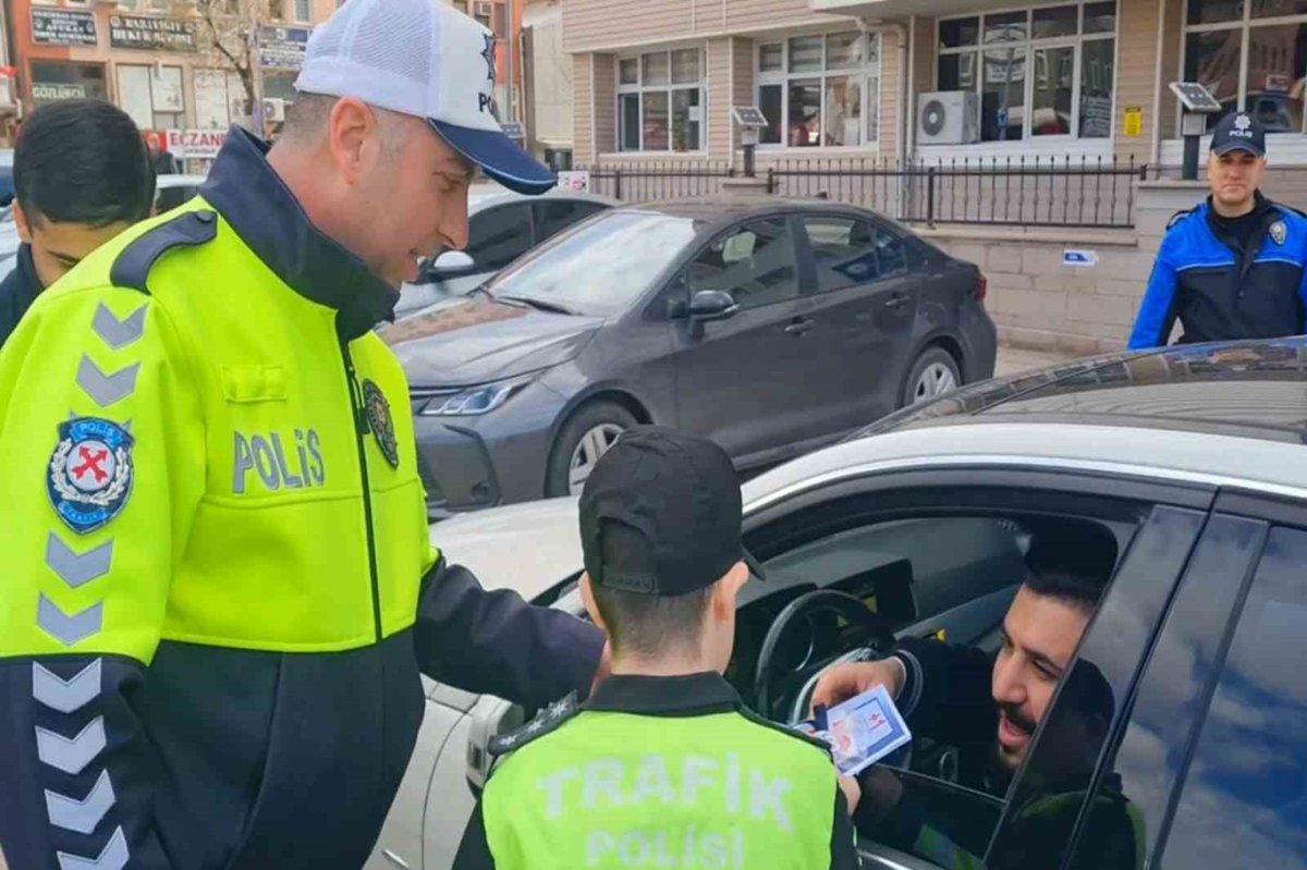 Öğrenciler trafik polisi oldu