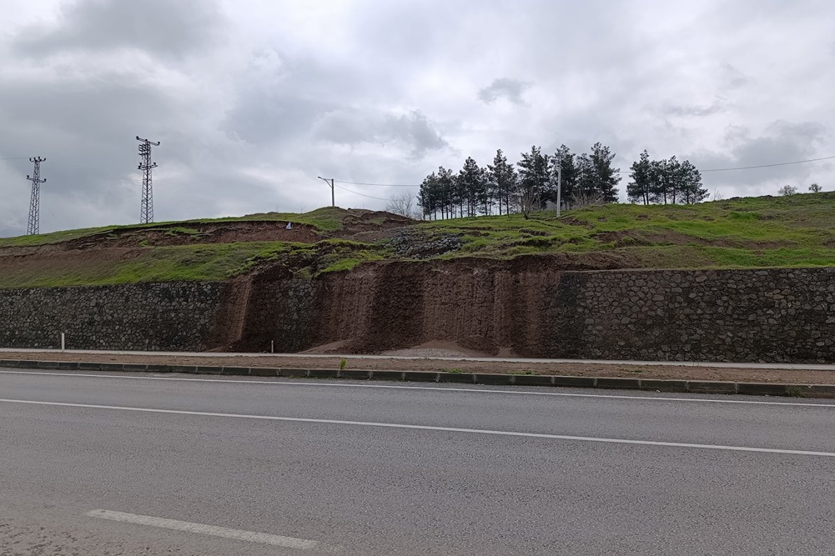 Diyarbakır-Mardin yolunda toprak kayması