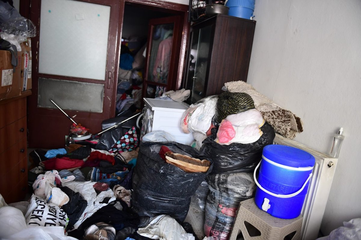 Bursa'da mahkeme kararıyla girilen evde 4 kamyon çöp çıktı