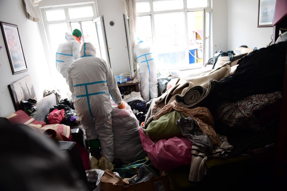 Bursa'da mahkeme kararıyla girilen evde 4 kamyon çöp çıktı