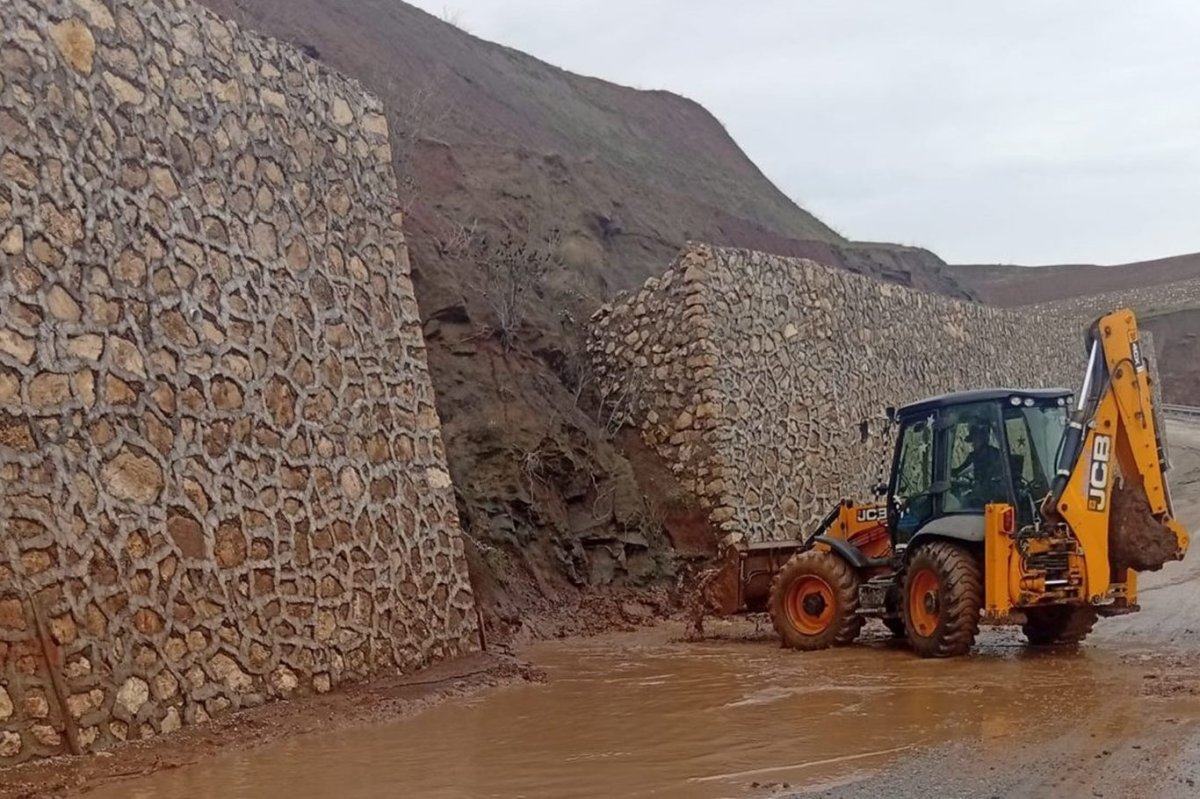 Siirt’te yaşanan olumsuz hava şartlarına karşı ekipler sahada