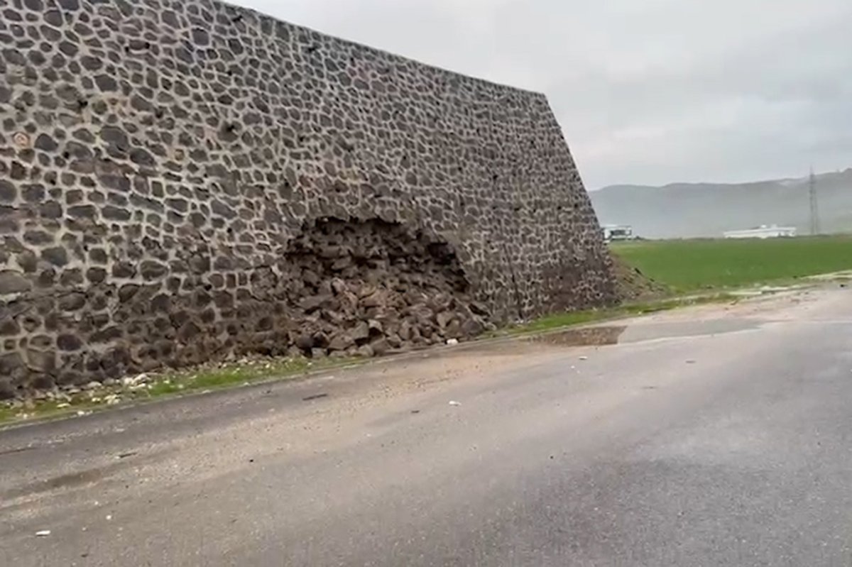 Şırnak'ta istinat duvarı yağışa dayanamadı