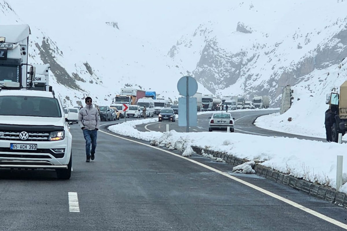 Van-Hakkari karayoluna çığ düştü: Çok sayıda araç mahsur kaldı