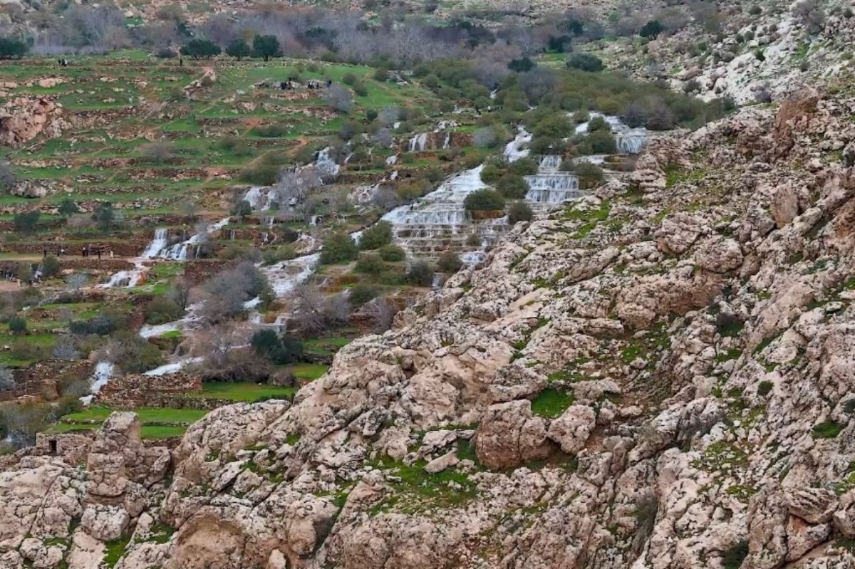 Havadan görüntülenen Emrud Şelalesi göz kamaştırıyor