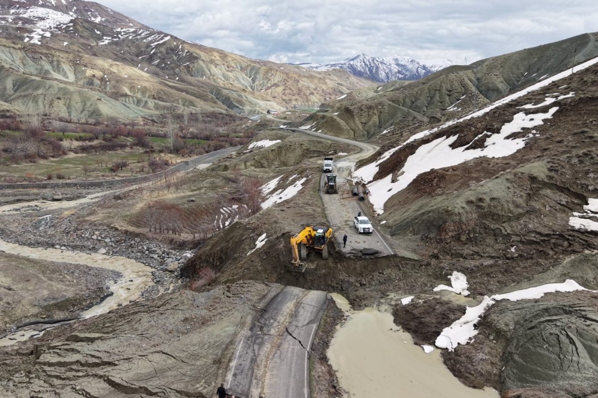 Bingöl’de heyelan: Yelesen grup yolu ulaşıma kapandı