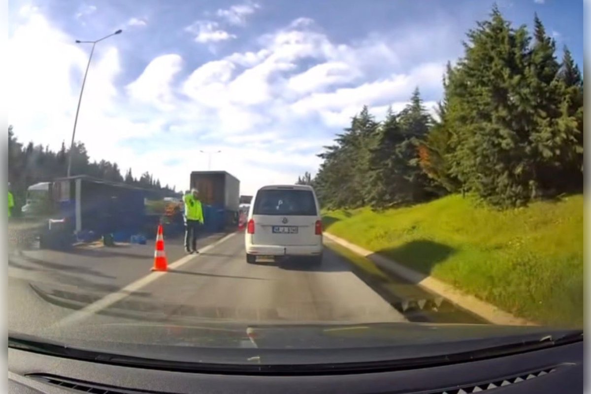 Torbalı otoyolunda zeytin yüklü tır devrildi