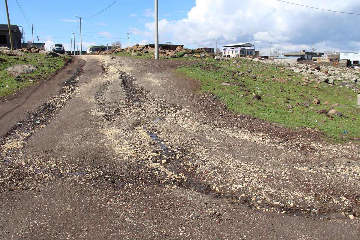 Diyarbakır’da yol çilesi: Öğrenciler okula 2 kilometrelik yolu yürüyerek gidiyor