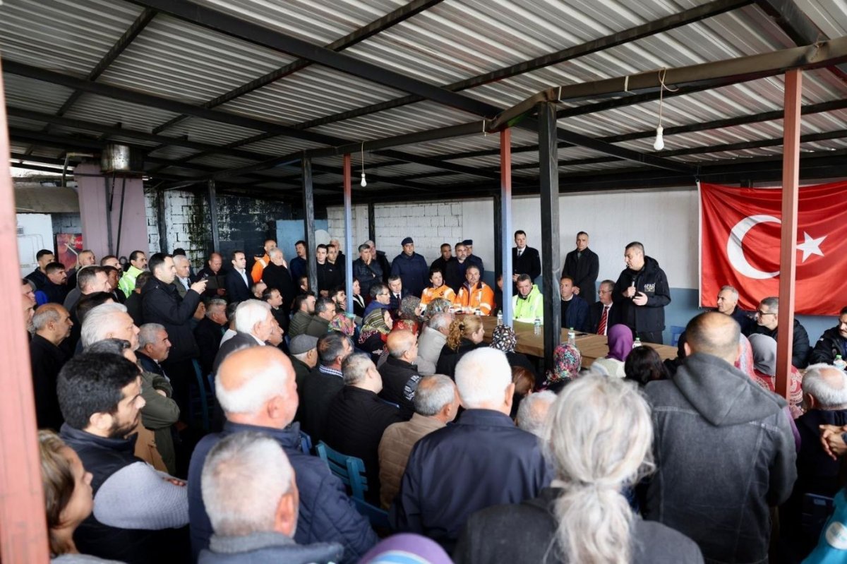 Mersin Valisi Atilla Toros heyelan bölgesinde incelemelerde bulundu