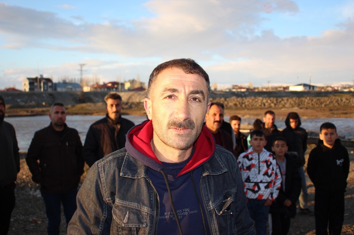 Ağrı'da "ilkel" ulaşım çilesi, mahalleli kendi köprüsünü kendi yapıyor(!)