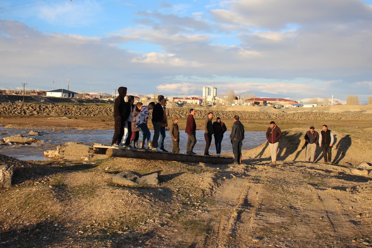 Ağrı'da "ilkel" ulaşım çilesi, mahalleli kendi köprüsünü kendi yapıyor(!)