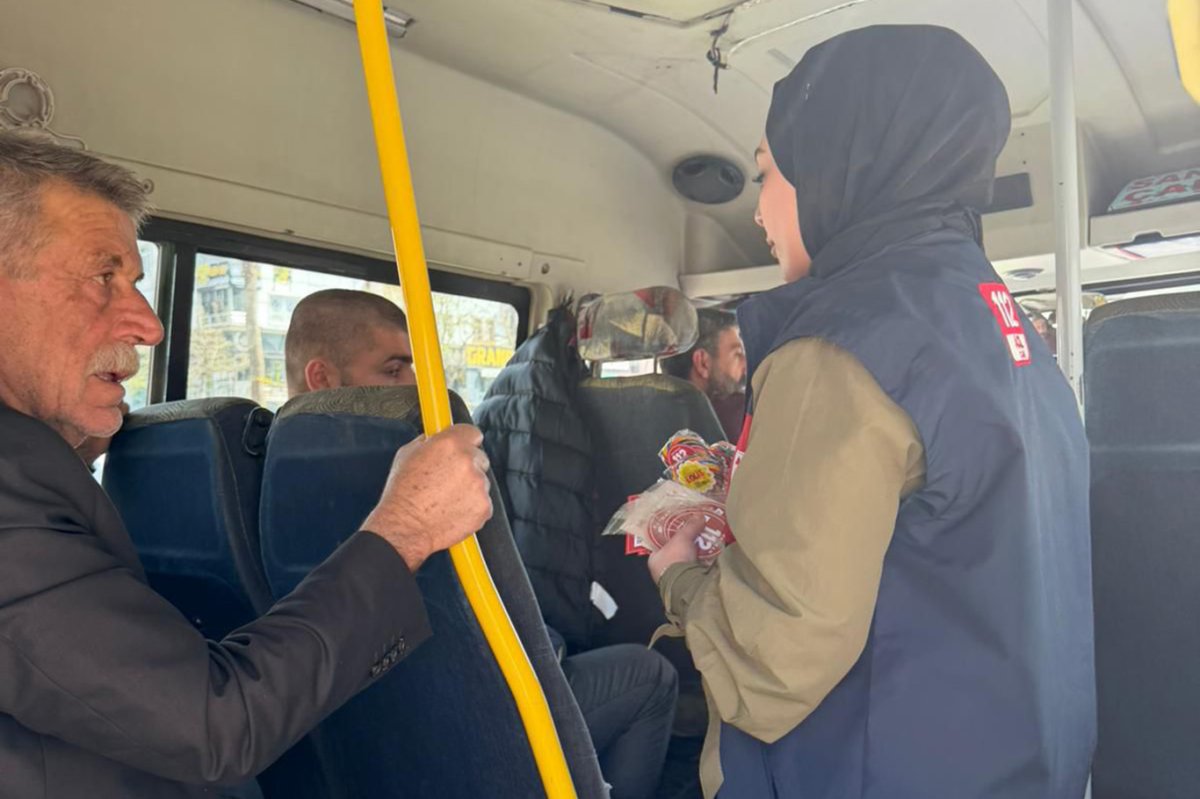 Batman'da 112 ekiplerinden sürücülere yol üstü bilgilendirme