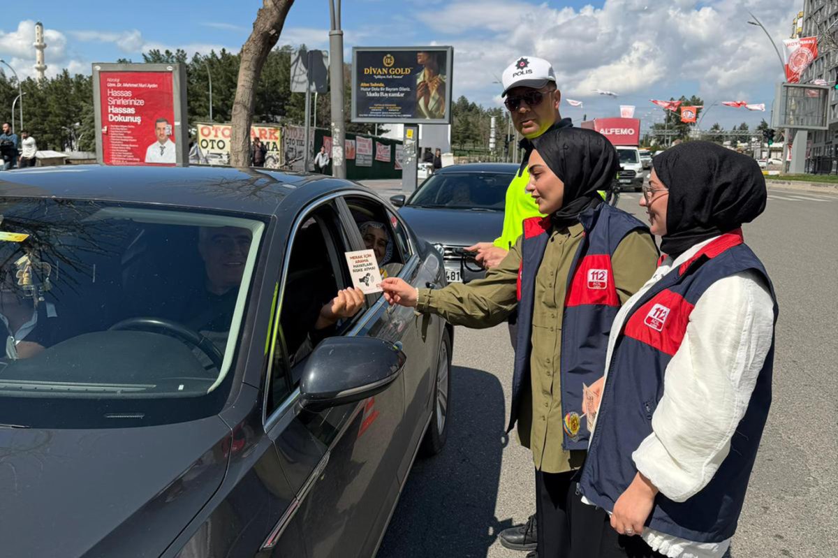 Batman'da 112 ekiplerinden sürücülere yol üstü bilgilendirme