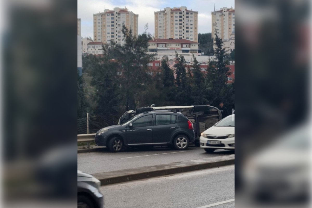 İzmir'de araç takla attı, sürücü hastaneye kaldırıldı