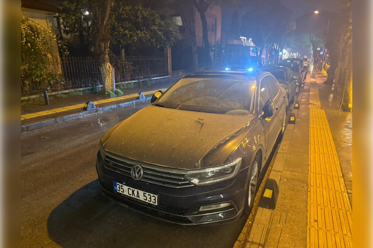 İzmir’de gece yağışı çamurla birlikte geldi