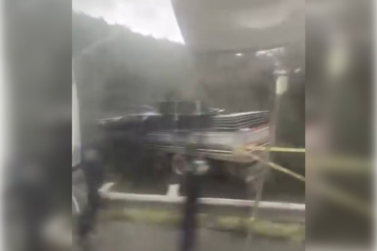 Kamyonet şarampole devrildi