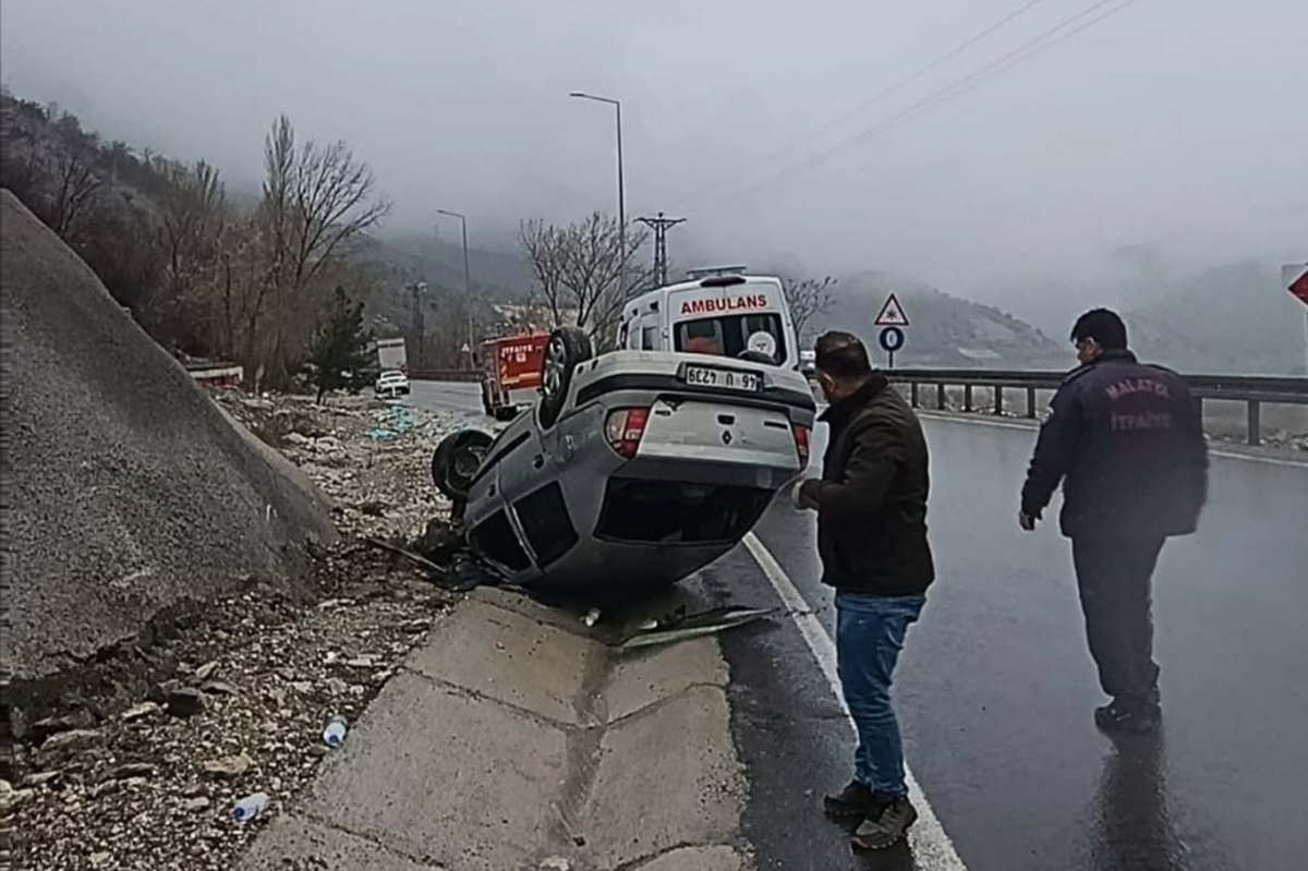 Sürücünün direksiyon hakimiyetini kaybettiği otomobil takla atarak ters döndü: 5 yaralı