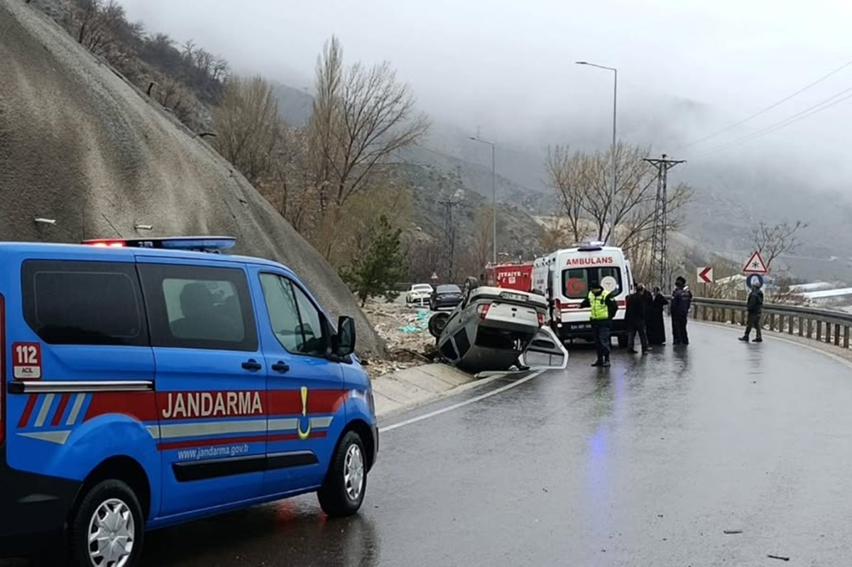 Sürücünün direksiyon hakimiyetini kaybettiği otomobil takla atarak ters döndü: 5 yaralı