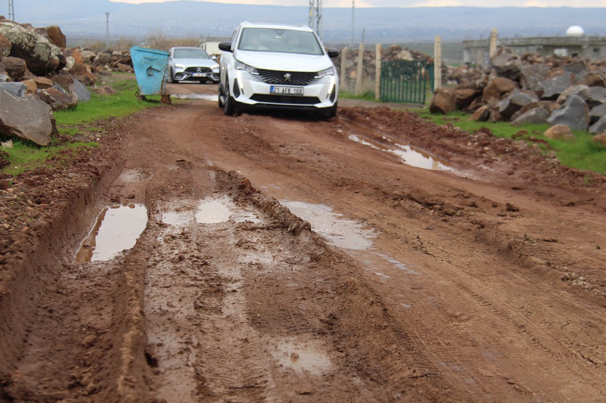 Diyarbakır'da mahalle sakinlerinden yetkililere yol çağrısı: Çocuklar okula gidemiyor