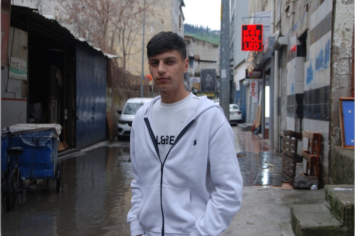 İzmir'de esnaf yağmur çilesine tepki gösteriyor