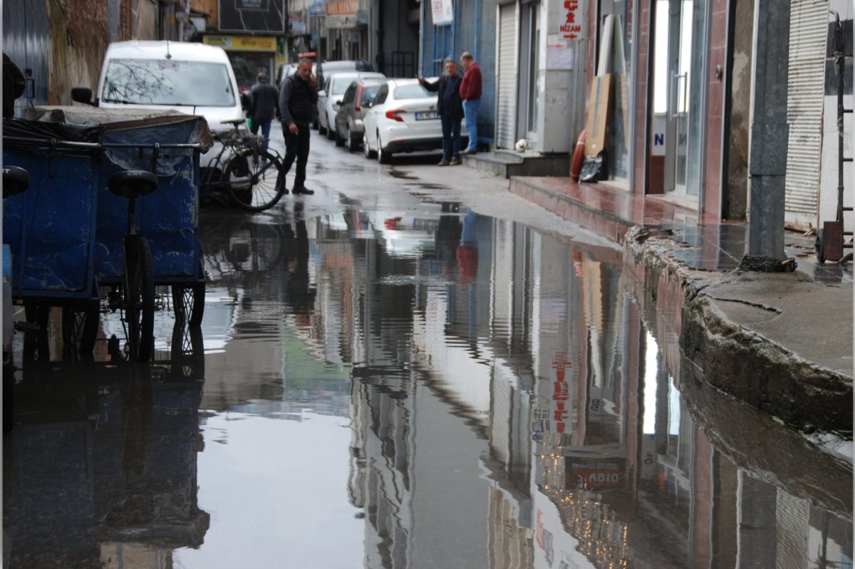 İzmir'de esnaf yağmur çilesine tepki gösteriyor
