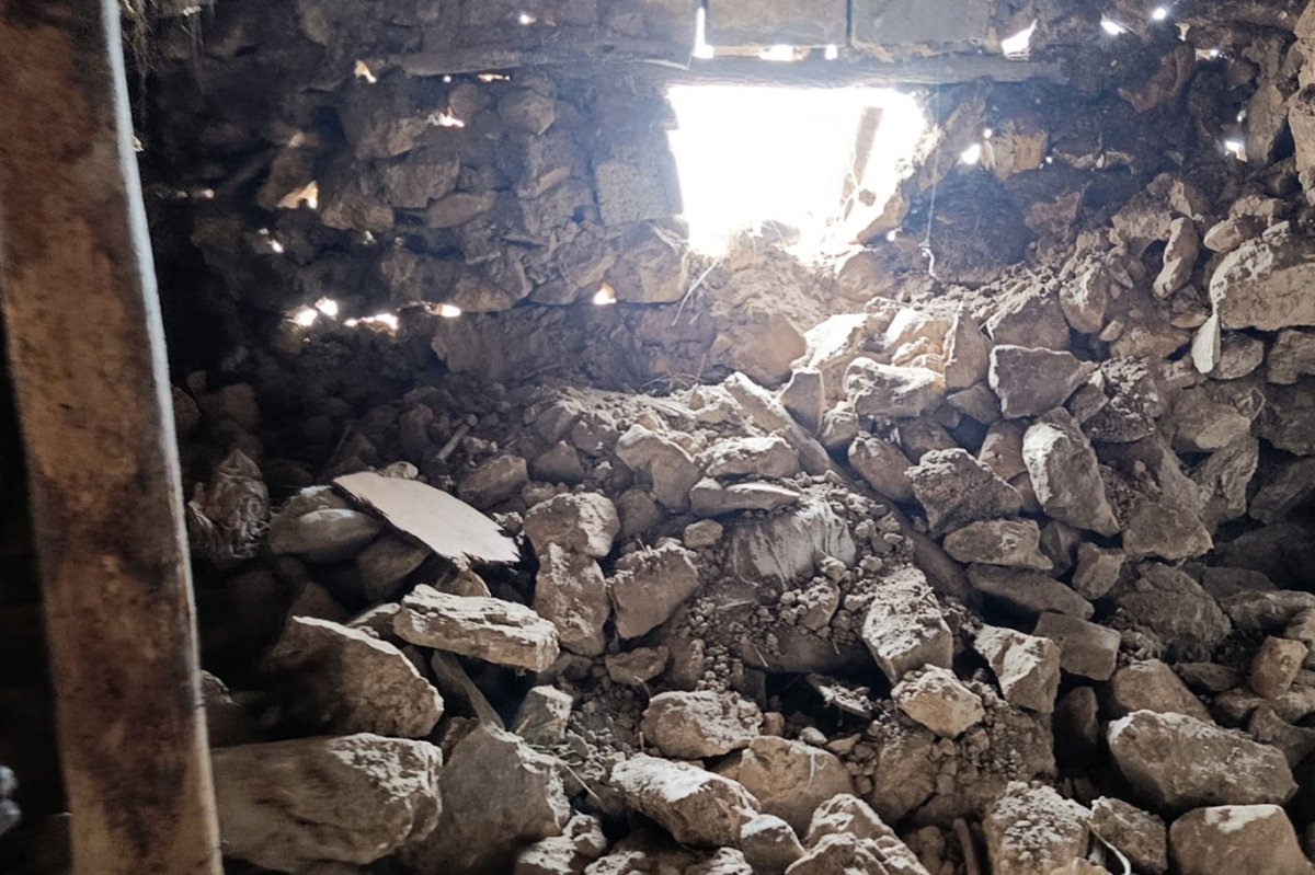 Van’da 5,2 büyüklüğündeki depremde bir ahır çöktü