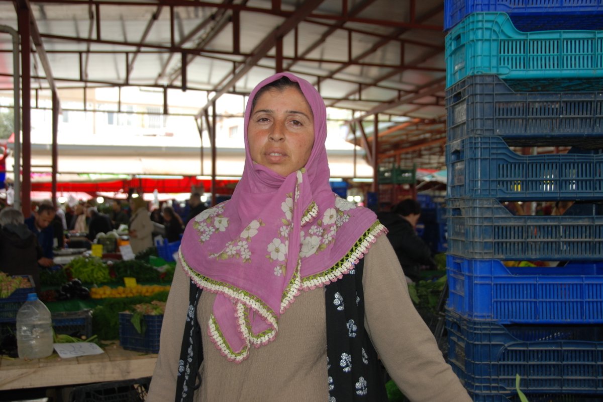 İzmir’de yağışlar pazarcı esnafını etkiledi: İşler yarı yarıya düştü, maliyetler arttı