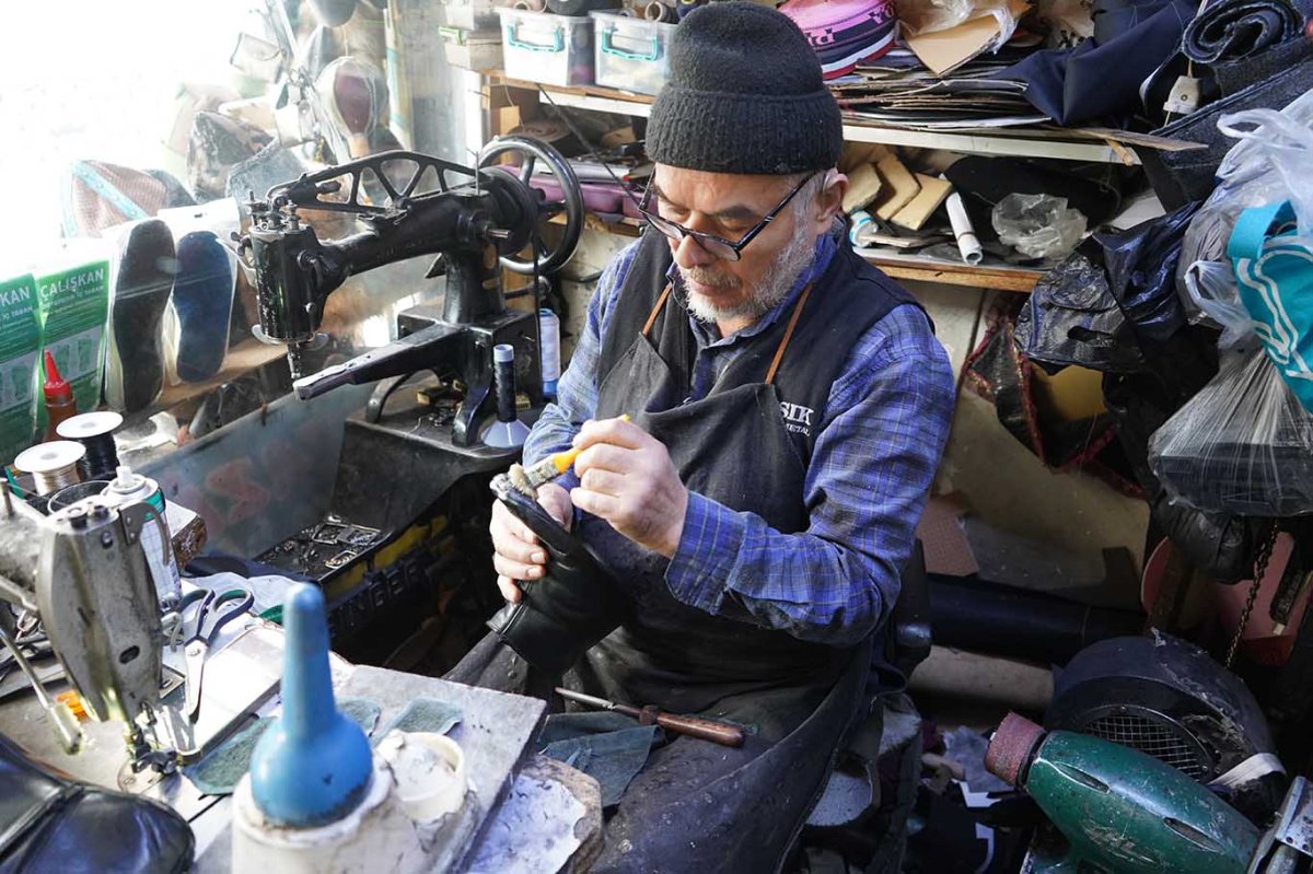 Bir ömür aynı tezgahta: Mehmet Usta 54 yıldır ayakkabı tamir ediyor