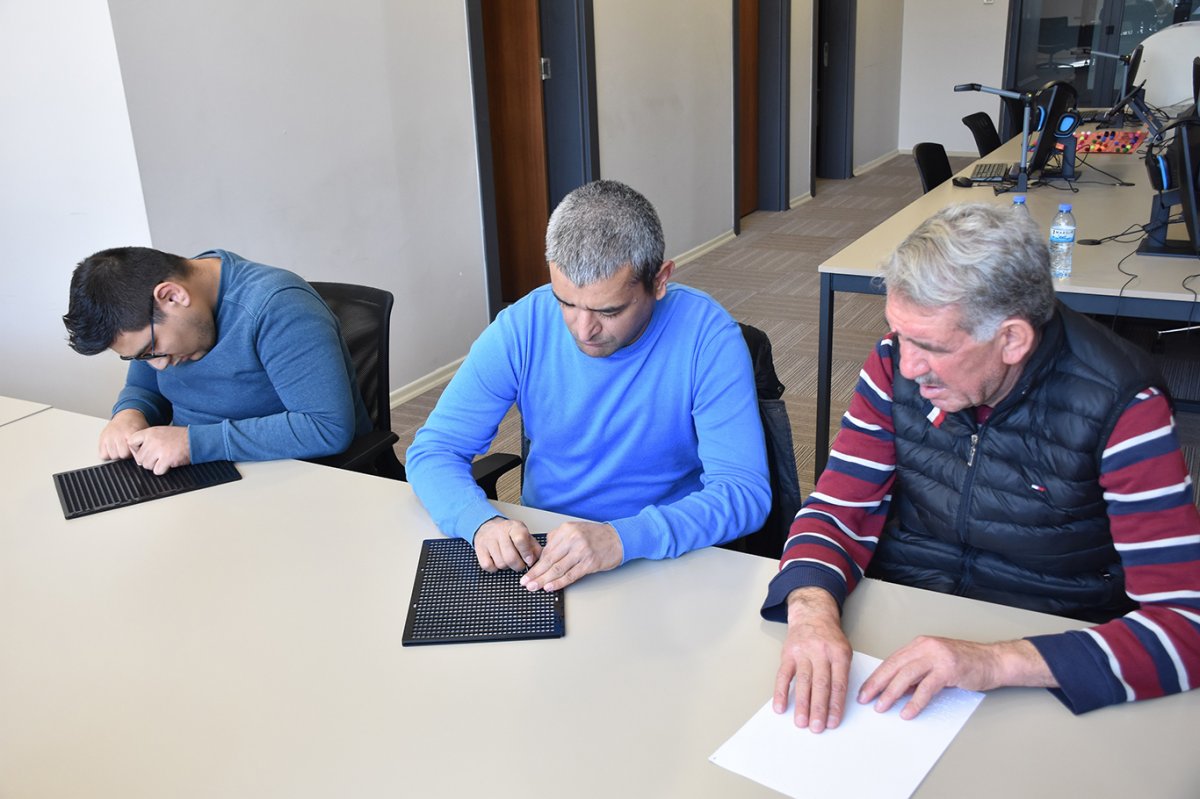 Gaziantep'te görme engelliler Braille alfabesi öğreniyor