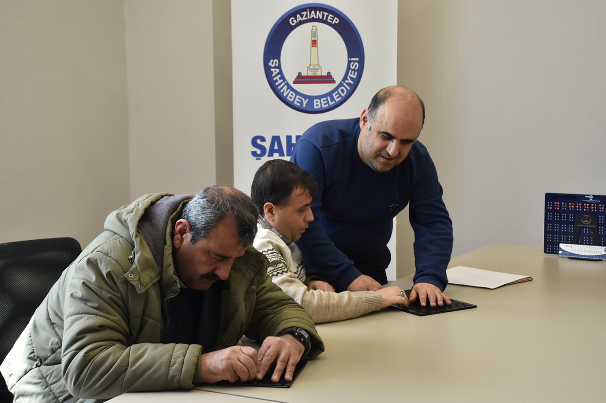 Gaziantep'te görme engelliler Braille alfabesi öğreniyor