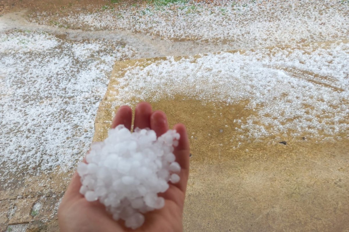 Mardin’de etkili olan dolu yağışı tarım arazilerine zarar verdi