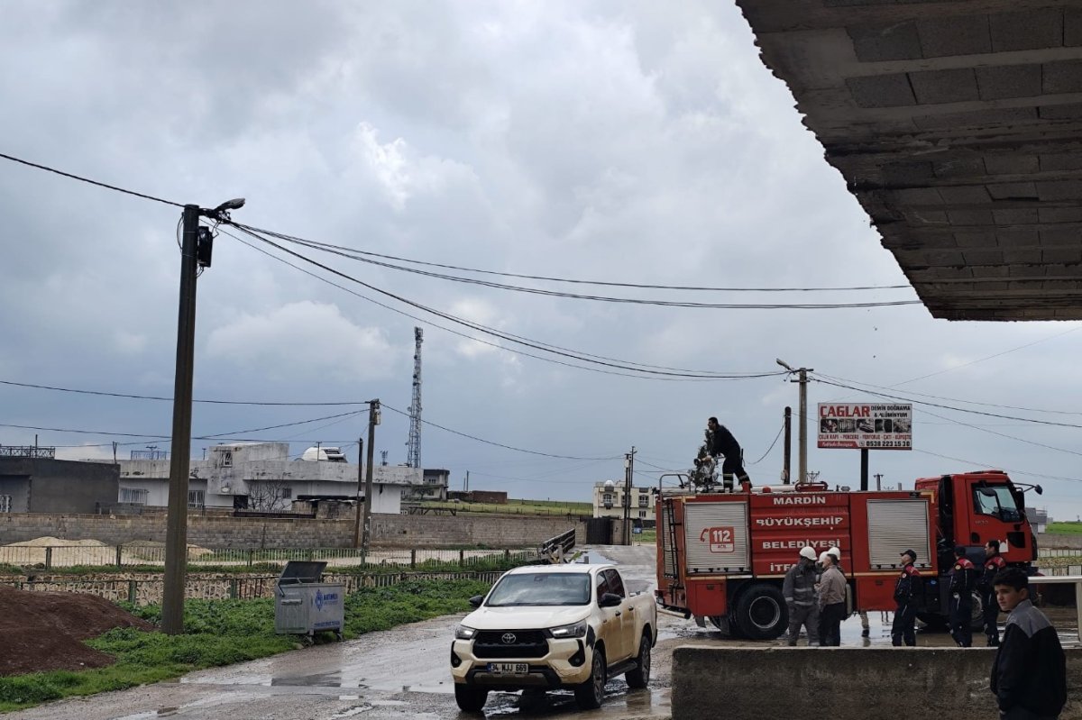 Mardin’de sağanak sırasında elektrik panosunda yangın