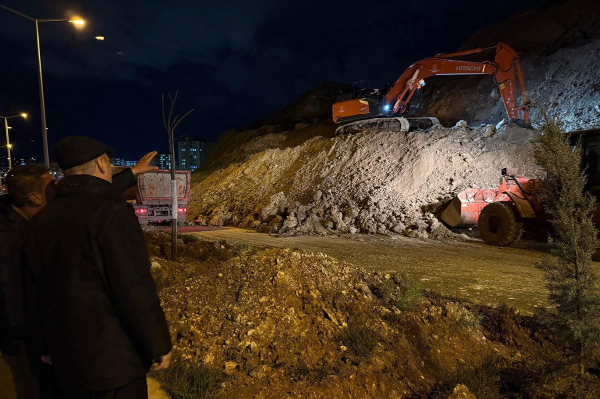 Üniversitesi yolundaki heyelan alanı incelendi