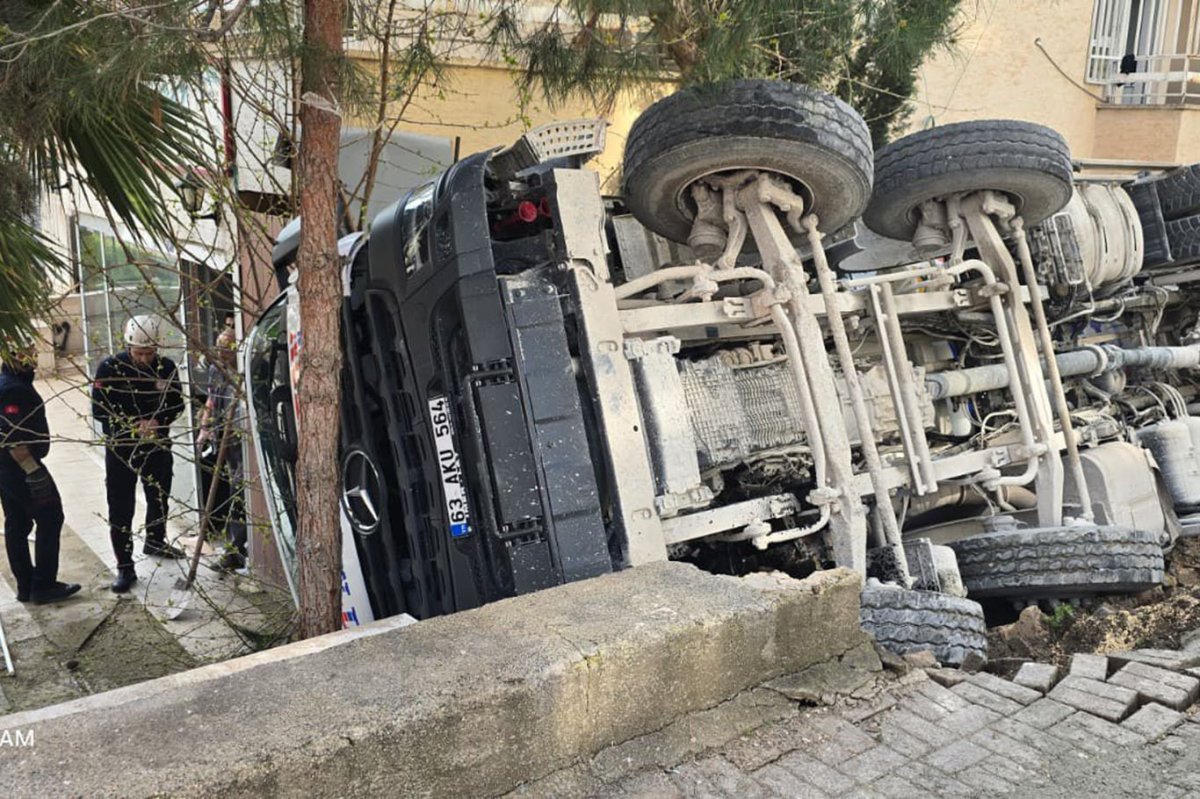 Şanlıurfa'da beton mikseri devrildi: Sürücü yaralandı