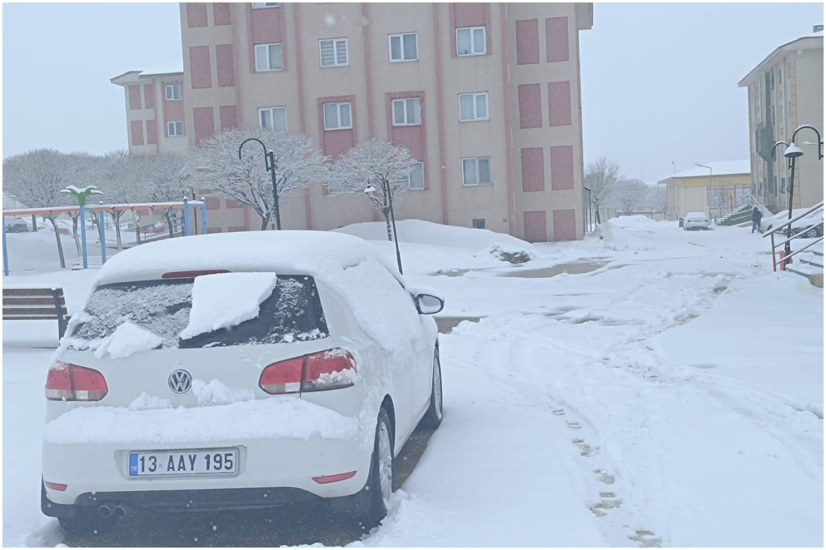 Bitlis'te nisan ayında yoğun kar yağışı etkili oluyor
