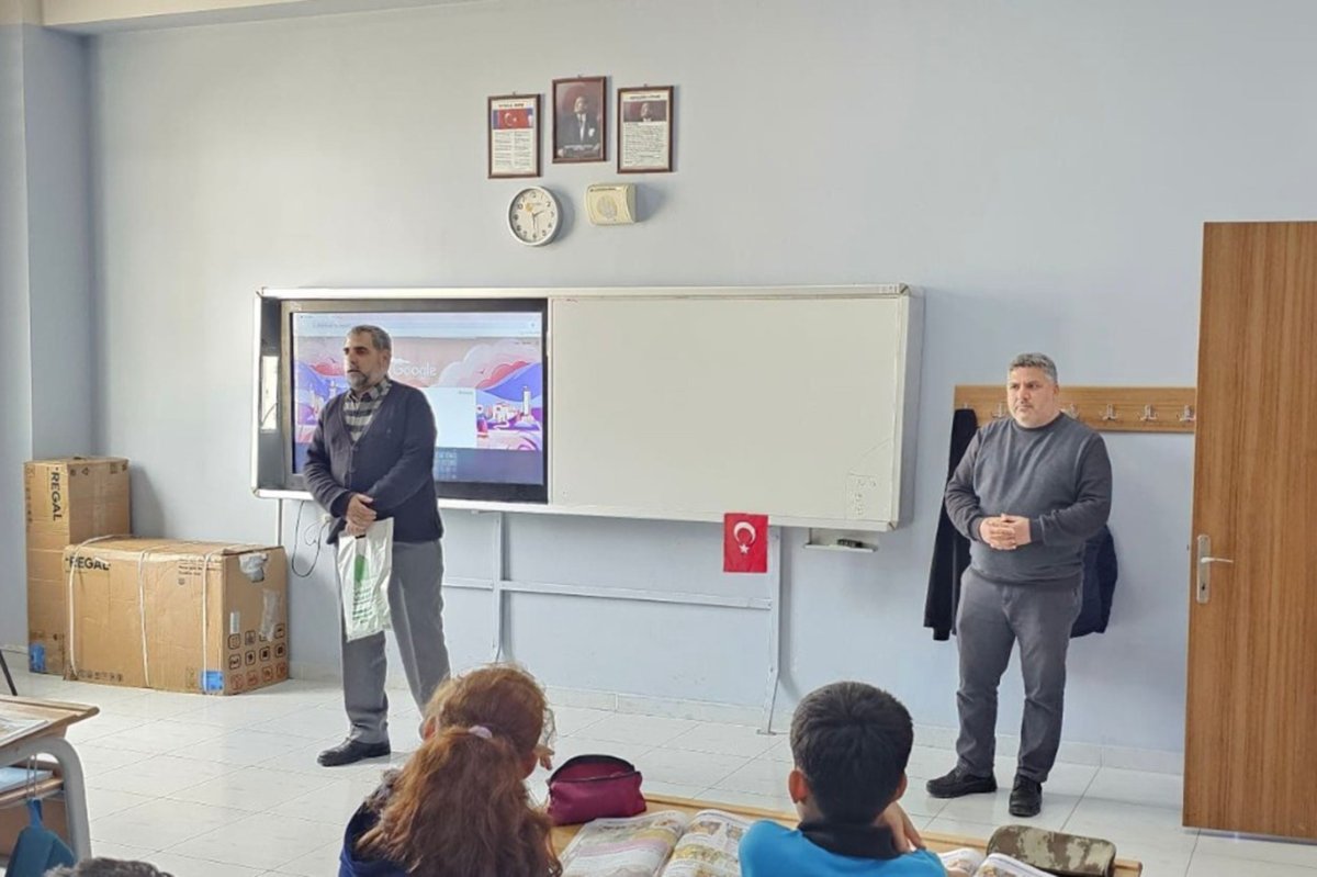 İzmir’de Siyer Yarışmasında dereceye giren öğrencilere okullarında ödül