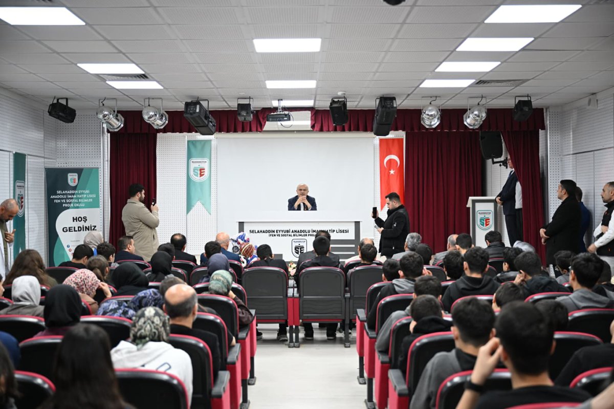 Belediye Başkanı Er, öğrencilerle söyleşide bir araya geldi