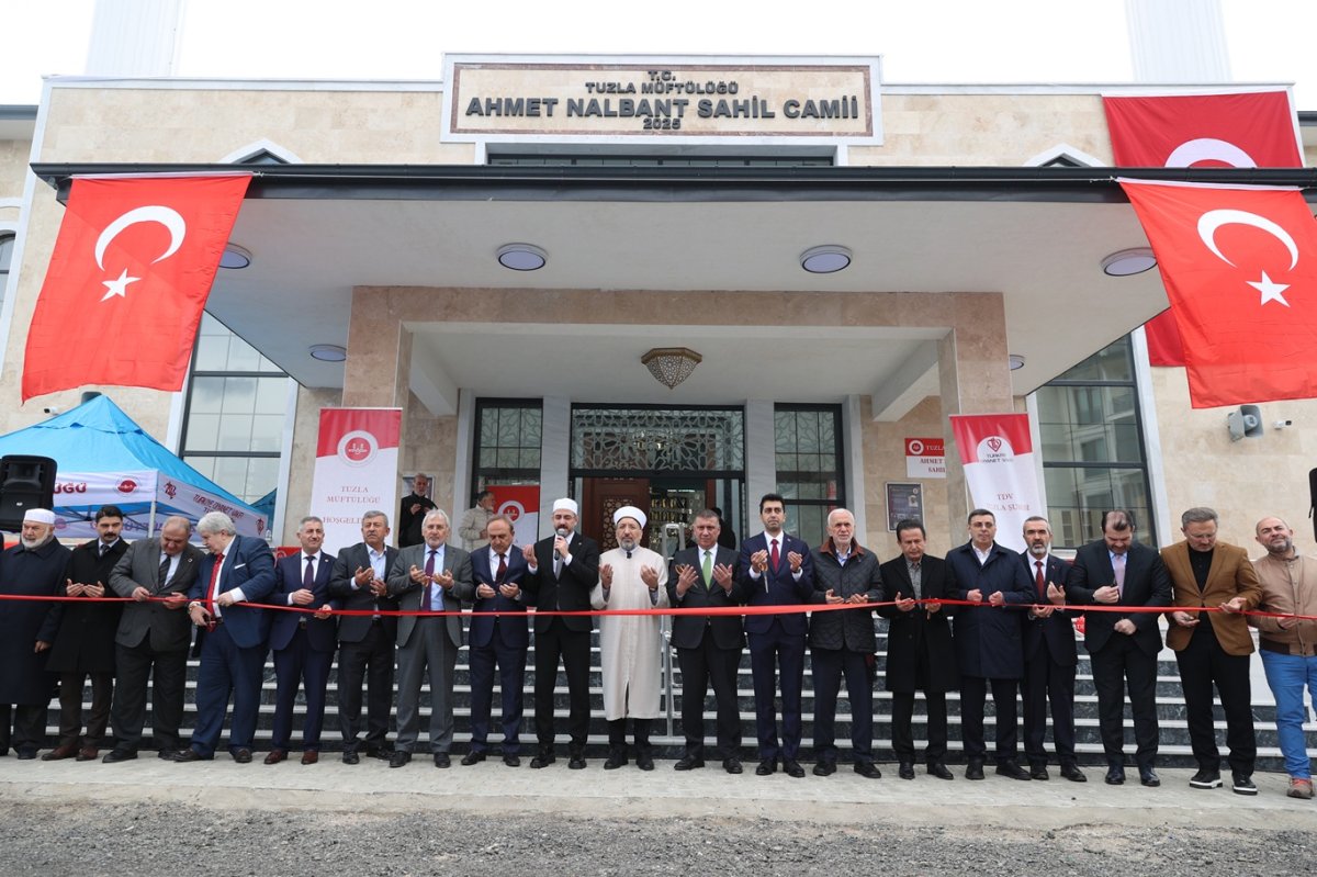 İstanbul'da 3 cami ve 2 Kur'an kursu dualarla açıldı