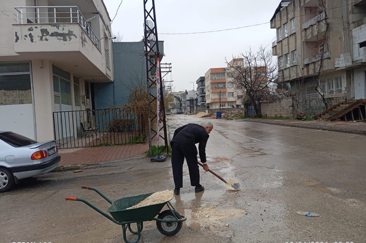 Mahalle muhtarından çukurlaşan yollara dikkat çeken çözüm