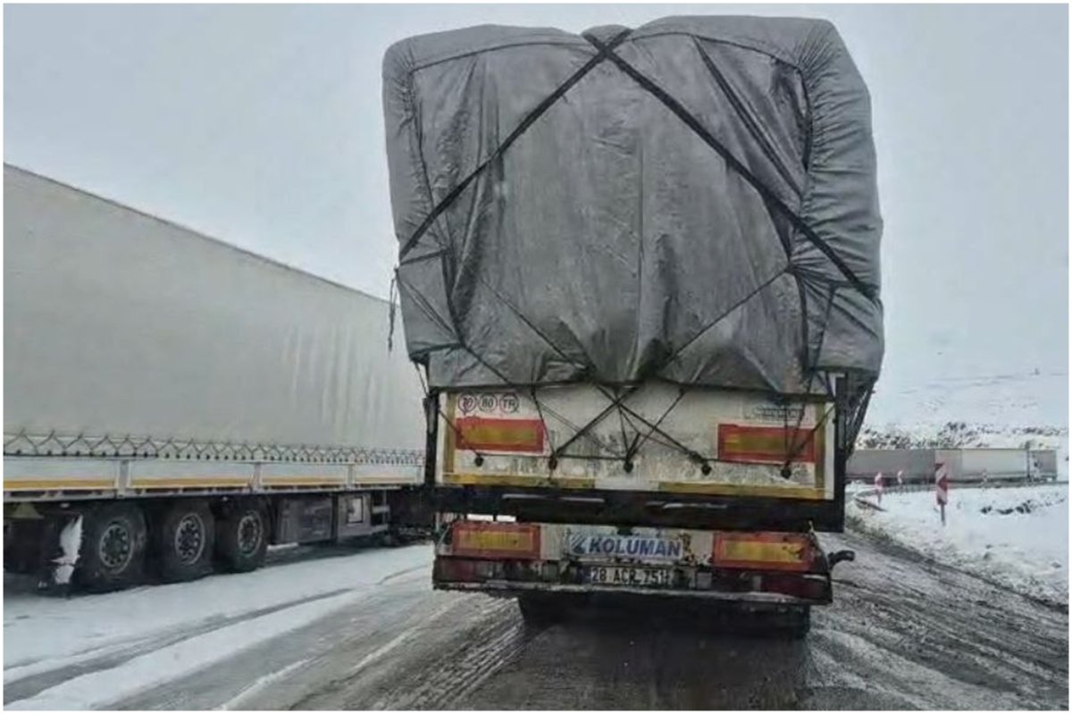 Erzurum-Çat kara yolunda tırlar mahsur kaldı