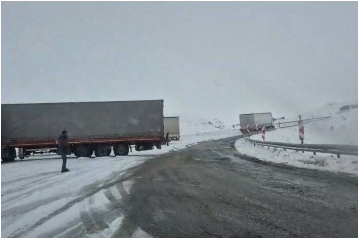 Erzurum-Çat kara yolunda tırlar mahsur kaldı
