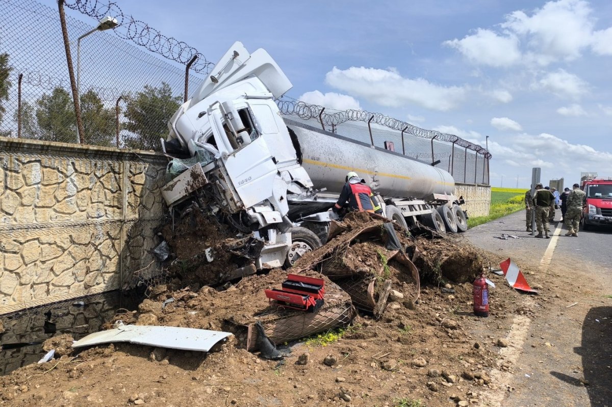 Mardin’de petrol yüklü tanker duvara çarptı: 1 yaralı