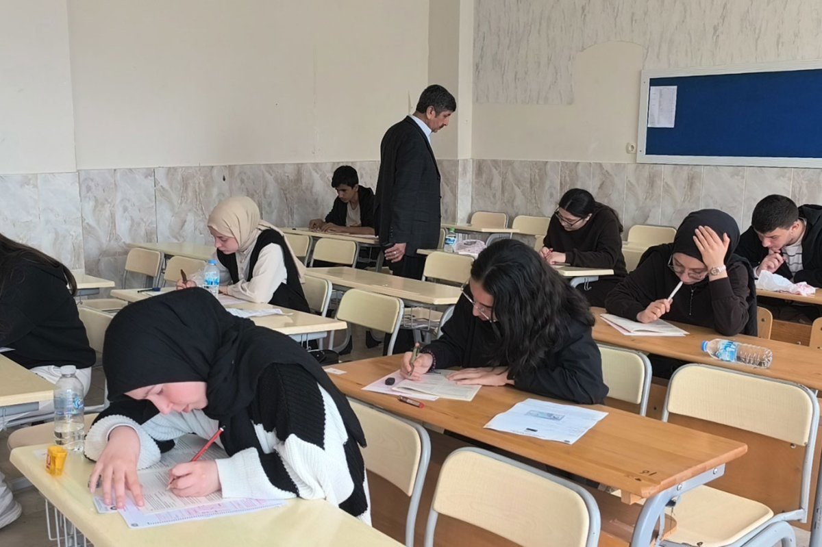 Yüzlerce öğrenci umre ödüllü bilgi yarışmasında ter döktü