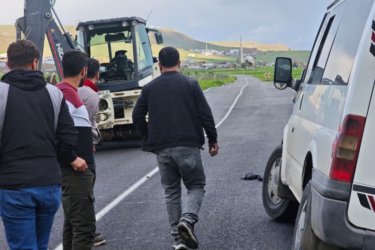 Batman'da başıboş köpeklere çarpmamak için manevra yapan araç şarampole devrildi