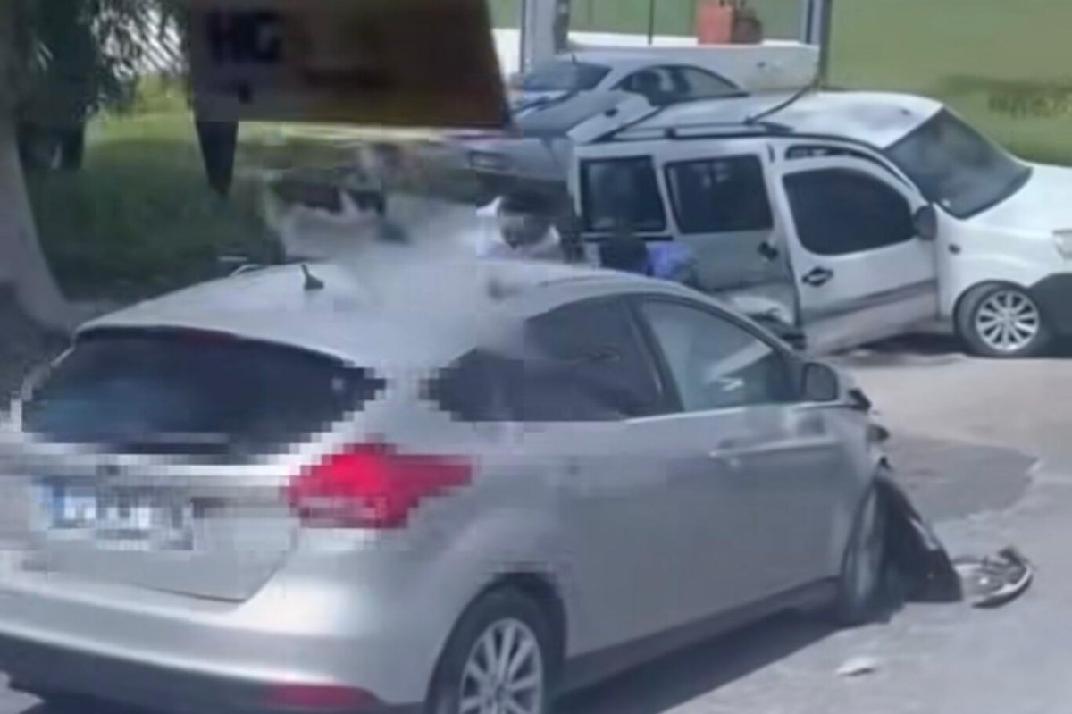 İzmir'de maddi hasarlı trafik kazası