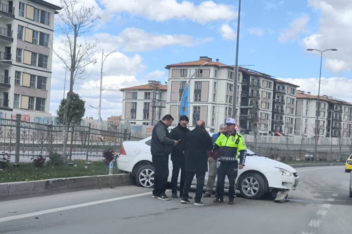 Malatya'da refüje çarpan otomobil trafiği aksattı