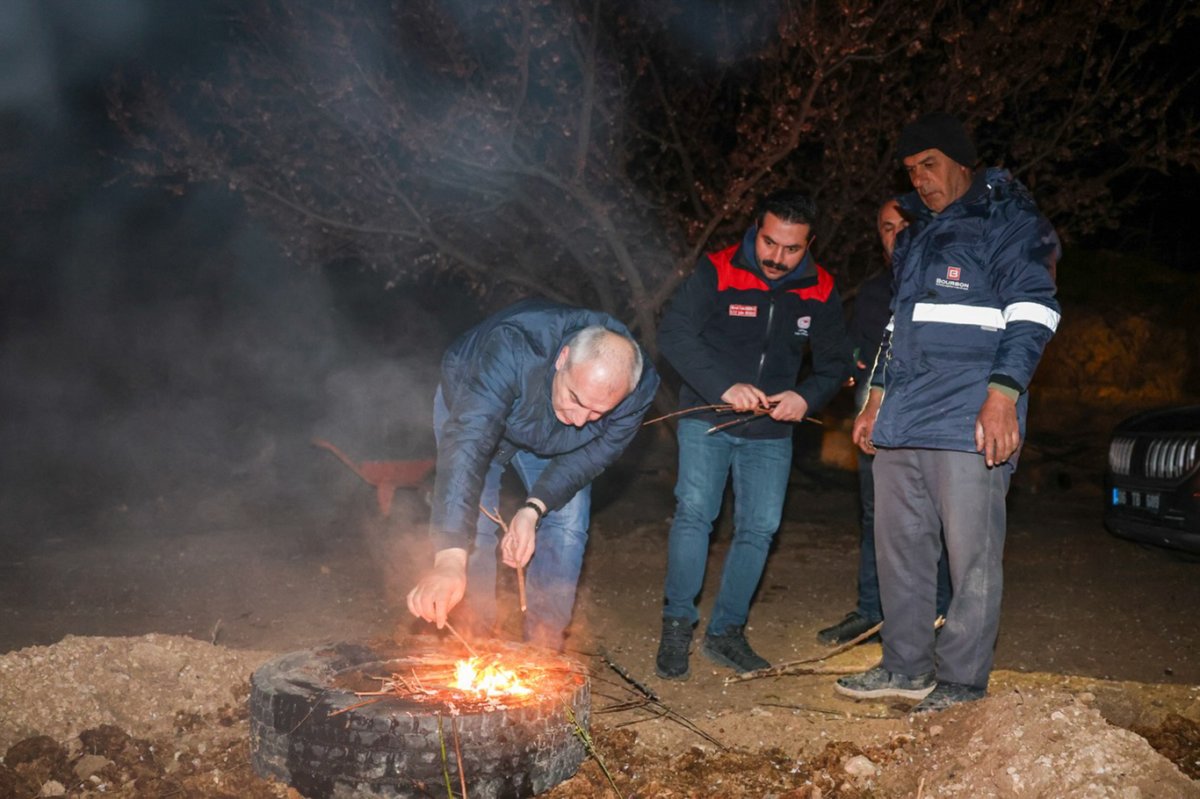 Malatya'da zirai don alarmı: Çiftçiler ateşle önlem aldı