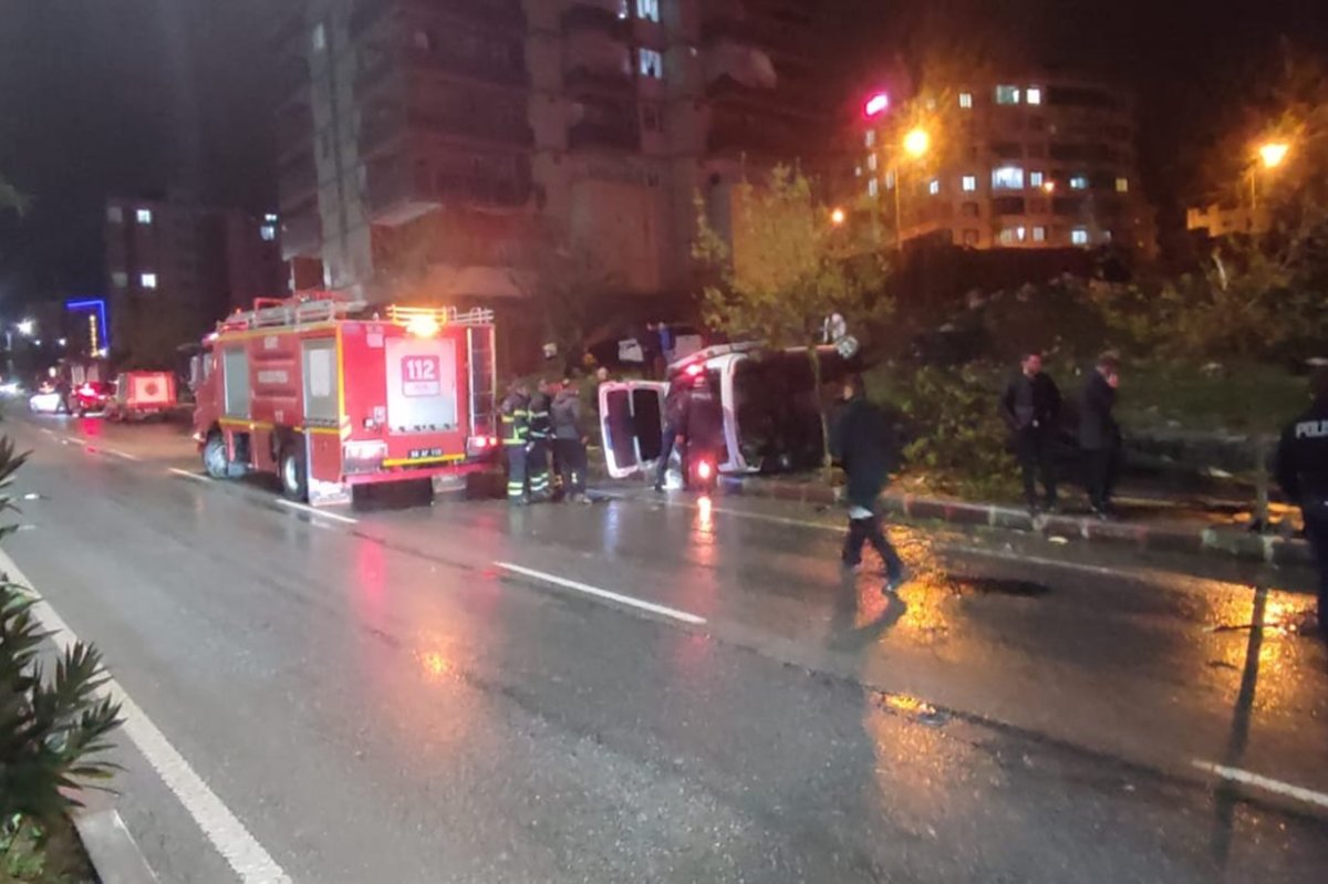 Siirt’te düğünden dönenleri taşıyan kamyonet devrildi: 3 yaralı